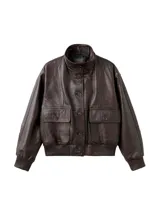 Chaqueta bomber de cuero ovino color marrón oscuro, con cierre frontal de botones, bolsillos con solapa en el pecho y cuello alto con broches.