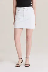 Minifalda de jean Levi's en color blanco, con diseño deconstruido, tiro medio y cierre frontal con botones y cremallera.