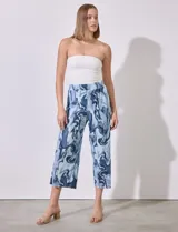 Pantalón capri de satén plisado con estampado abstracto en tonos azules y blancos, pretina ancha elastizada.