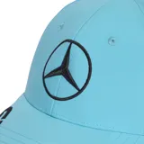 Gorro de béisbol celeste con logo de Mercedes-Benz bordado en el frente y las tres tiras de Adidas en la visera. Número 63 bordado en la visera delantera, correspondiente al piloto George Russell.