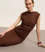 Vestido midi de algodón color marrón, con escote bote, sin mangas y con ligero drapeado lateral.