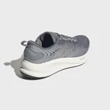 Championes de running Adidas Supernova Ease 2, color gris con detalles en plateado y suela blanca. Presentan exterior de tela técnica, mediasuela Dreamstrike para mayor amortiguación y suela de caucho soplado para una tracción dinámica.
