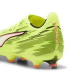 Championes de fútbol Puma Ultra 6 Match FG/AG, color amarillo flúor con detalles en negro y naranja. Presentan el logo Puma en el lateral y suela con tapones moldeados para césped natural y artificial.