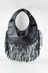 Cartera de cuero color negro, de diseño redondo tipo hobo con manija integrada y flecos largos colgantes en todo el borde inferior.