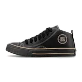 Zapatillas de media caña John Foos modelo 164 Flashback go, reedición del modelo icónico de los años 90. Confeccionadas en cuero ecológico negro con bordado del logo retro, forrería de microcanvas crudo, ojalillera de bronce, cordones chatos de algodón negros y base de caucho vulcanizado negra con doble filete.