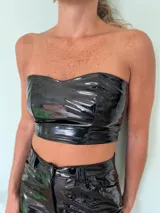 Top bandeau de charol negro con corte a la cintura.