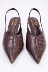 Zapato destalonado de cuero vacuno con textura efecto cocodrilo, diseño de punta fina y taco bajo.