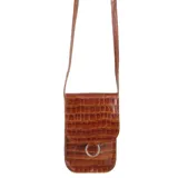 Bandolera tipo porta celular color marrón con textura croco y correa regulable.