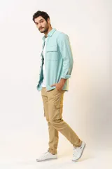 Pantalon cargo color tostado, con bolsillos laterales con solapa y cierre frontal, de corte recto y ajuste cómodo.