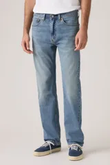 Pantalón de jean corte regular, con diseño clásico de cinco bolsillos, cierre de botón y cremallera, en tono azul medio con acabado desgastado.