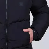 Campera puffer negra con capucha ajustable, cierre frontal completo y puños con ajuste de botón. Diseño acolchado con logo sutil en el pecho, confeccionada en material resistente a la humedad.