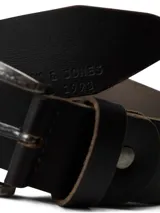 Cinturón marrón de cuero con hebilla metálica plateada con el logo de la marca Jack & Jones grabado.