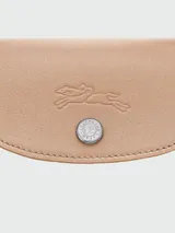 Bolso tote de cuero color beige, tamaño M, con asas de mano y solapa con cierre de broche a presión.
