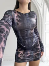 Minivestido ajustado con estampado de leopardo y detalles de denim con tachas.
