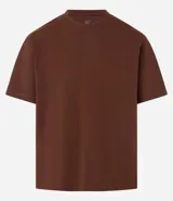 Remera masculina de manga corta, cuello redondo y calce boxy, confeccionada en algodón de fibra larga.