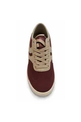 Zapatilla de inspiración retro color beige, con detalles en celeste, cordones claros y suela baja dentada.