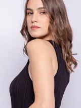 Top de tejido de punto sin mangas, color verde menta, con cuello a la base y textura acanalada.