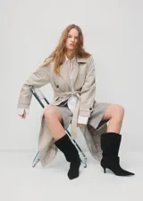 Botas altas de ante negro con punta fina y tacón fino de altura media, diseño arrugado en la caña.