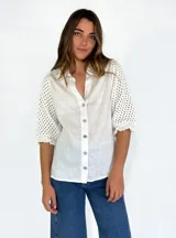 Camisa blanca de lino con mangas 3/4 abullonadas de crochet.