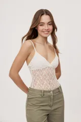 Body de encaje color blanco, con calce ajustado, escote en V y breteles finos regulables.