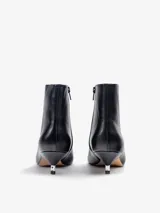 Botineta de cuero vacuno en color negro, con diseño en punta y taco kitten heel.