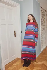 Sweater de punto con diseño de rayas horizontales multicolores, cuello redondo y manga larga.