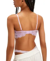 Bralette de encaje color lila con diseño floral, breteles finos ajustables y terminaciones festoneadas.