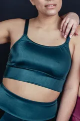 Top deportivo de escote redondo con breteles finos y faja ancha de doble tela. Confeccionado en tejido satinado con tecnología LYCRA® XTRA LIFE™.