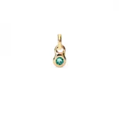 Dije charm dorado con un cristal verde engarzado.