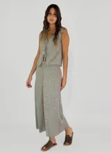 Pollera larga de tejido de lino color gris con costuras verticales rojas.