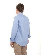 Camisa de hombre a cuadros rojos y blancos, de manga larga y corte clásico.