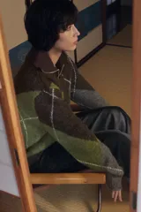 Jersey de cuello pico y manga larga, con estampado de rombos en tonos marrón, verde y gris, y acabados en rib.