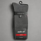 Par de medias de algodón extra fino en color gris, con diseño clásico y tejido de punto suave.