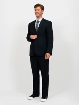 Traje de corte slim fit compuesto por saco de solapas clásicas con cierre de dos botones y pantalón de vestir a juego. El saco cuenta con bolsillos laterales con solapa y forro interior, mientras que el pantalón presenta bolsillos frontales y traseros de vivo.