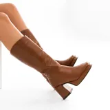 Bota de cuero color marrón, con taco de madera forrado en cuero, punta cuadrada y cierre lateral.