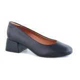 Zapato de vestir Korium color negro, con taco cuadrado y capellada lisa.
