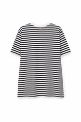 Remera de manga corta con diseño a rayas horizontales en color beige y blanco, cuello redondo y parche pequeño con logo en el centro del pecho.