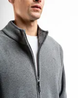 Campera de polar con cuello alto, cierre frontal completo y bolsillos laterales con cierre.