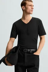 Camiseta blanca de algodón con elasticidad, corte slim fit, cuello en V y mangas cortas.