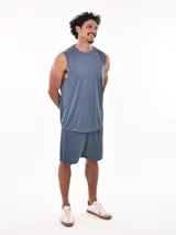 Musculosa deportiva color verde militar, con cuello redondo y sin mangas.