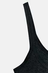 Camiseta ajustada (slim fit) de tejido acanalado (rib), color gris oscuro jaspeado, con escote redondo pronunciado y tirantes finos.