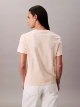 Remera de algodón de corte regular y manga corta, con cuello redondo y logo de la marca estampado en el pecho.