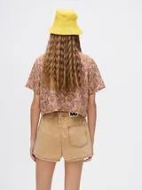 Camisa crop de viscosa con estampado abstracto en tonos marrones y rosados, cuello solapa y cierre frontal con botones.