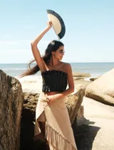 Top strapless de cuero metalizado color dorado, con diseño de tablones verticales en el frente que aportan estructura y elástico en la espalda para un ajuste cómodo.