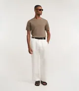 Remera masculina de manga corta con cuello redondo, confeccionada en tejido piqué con efecto melange. Presenta una textura suave y estructurada, ideal para un estilo casual y sofisticado.