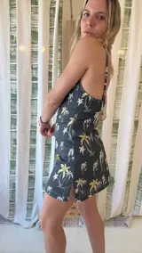 Vestido corto con estampado de palmeras, breteles finos y escote en V.