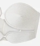 Top cropped blanco de crepé, sin breteles, con busto redondeado y cutout delantero.