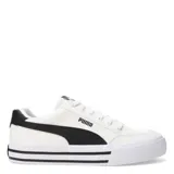 Championes Puma Court Classic Vulc de corte bajo, con capellada de lona blanca y detalles en negro. Presenta la icónica franja lateral de Puma en contraste, etiqueta con logo en la lengüeta y suela vulcanizada con líneas decorativas.