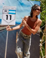 Body color marrón oscuro, confeccionado en microfibra, con escote delantero y trasero cerrado, cuerpo embolsado y gancho corsetero regulable en la entrepierna.