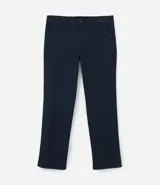 Pantalón de corte recto confeccionado en sarga de algodón con un toque de elastano. Presenta cintura con trabillas para cinturón, cierre tradicional de botón y cremallera, y bolsillos laterales y traseros.